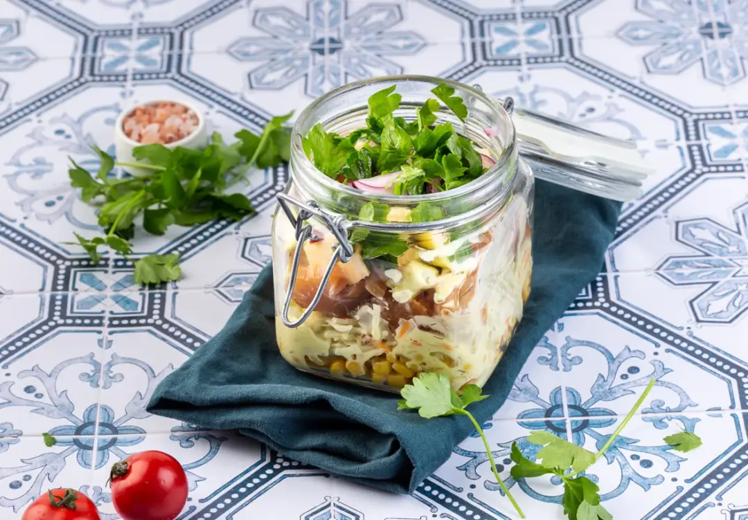 Салат из курицы и кукурузы с овощами