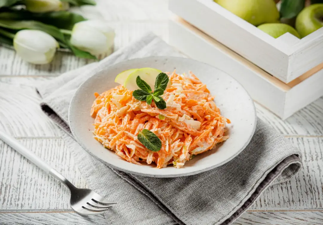 Салат из моркови и яблока