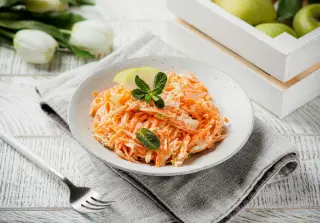 Салат из моркови и яблока