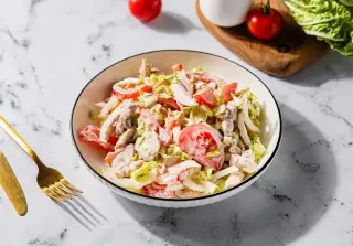 Салат из пекинской капусты с курицей и помидорами
