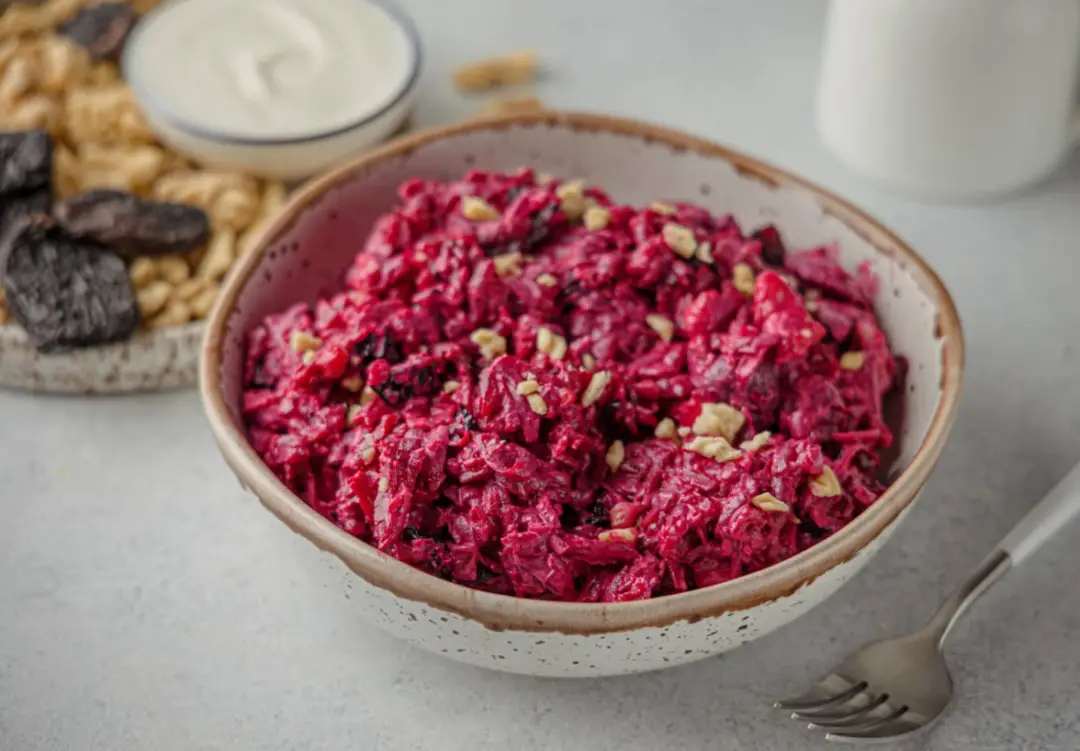 Салат из свёклы с черносливом, орехами и чесноком