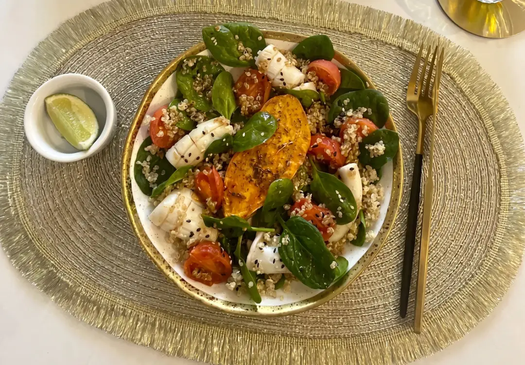 Салат «Нежный кальмар с киноа и овощами»