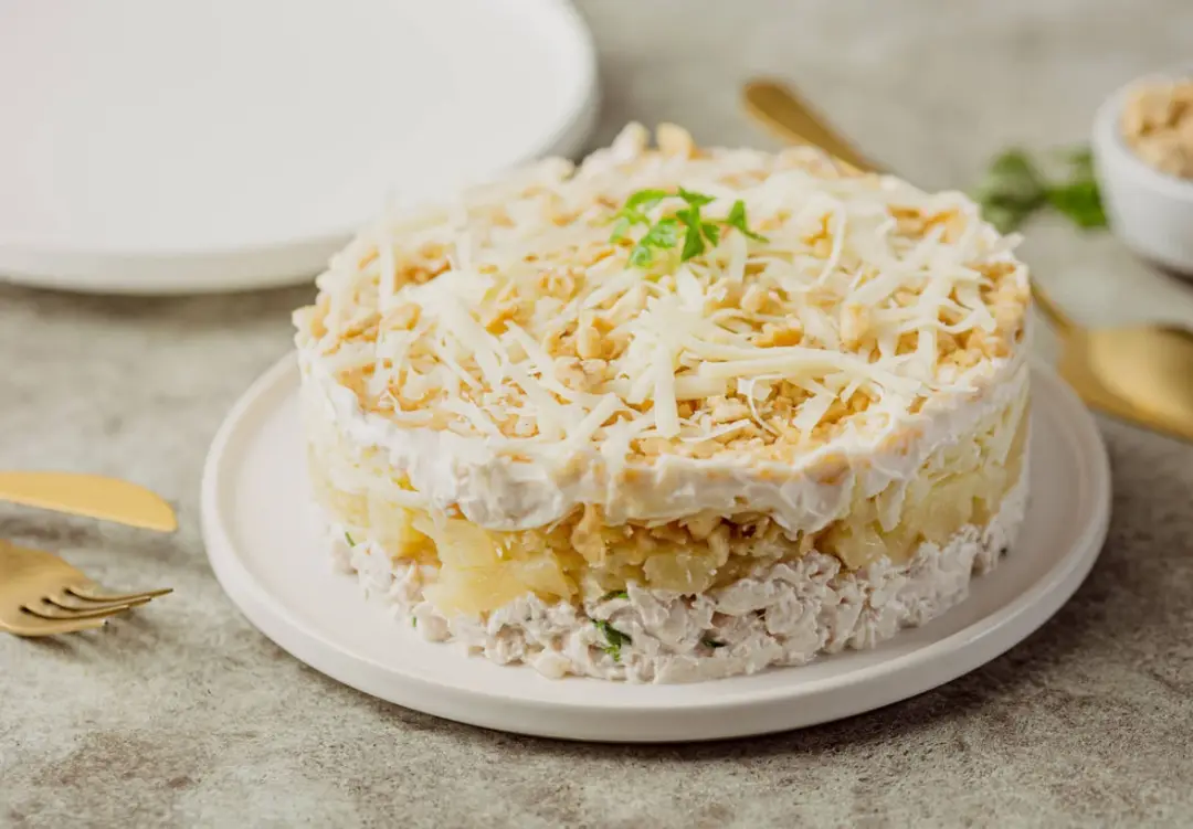 Салат с курицей, ананасом и сыром