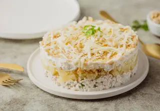 Салат с курицей, ананасом и сыром