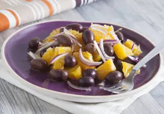 Салат с апельсинами, маслинами и красным луком