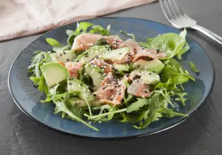 Салат с авокадо, кунжутом и красной рыбой