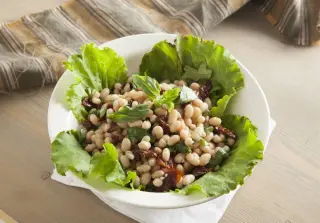Салат с белой фасолью и вялеными помидорами