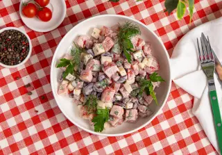 Салат с фасолью и колбасой
