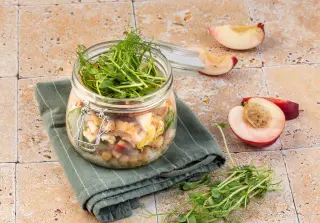Салат с копчёной курицей, булгуром и нутом
