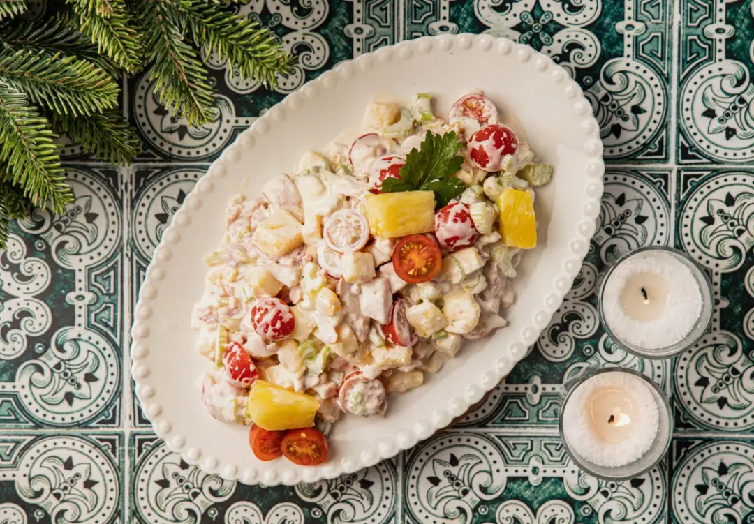 Салат с копчёной курицей и ананасом
