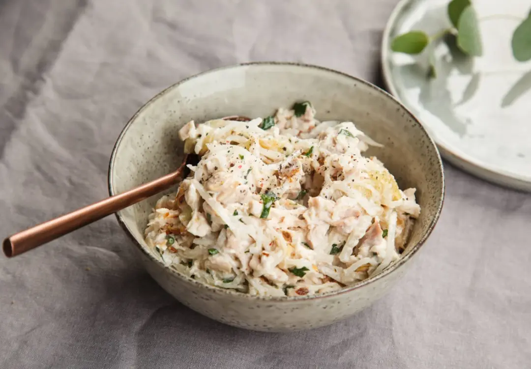 Салат с копчёной курицей и дайконом
