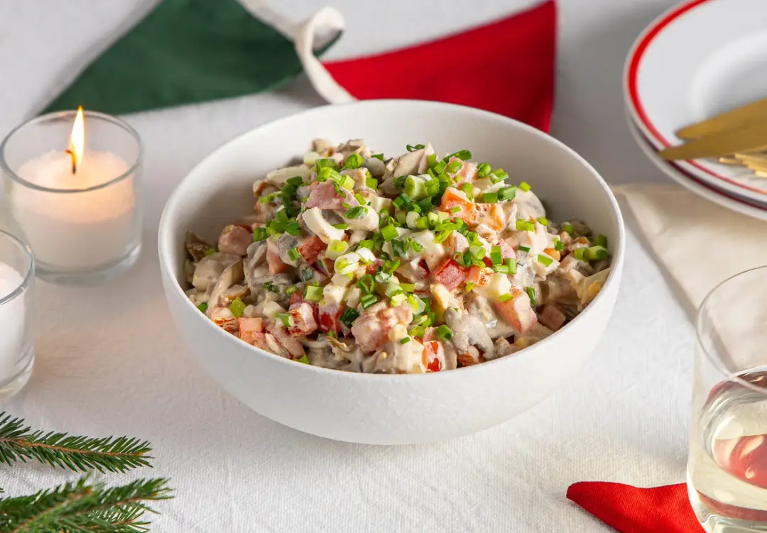 Салат с копчёной курицей и шампиньонами