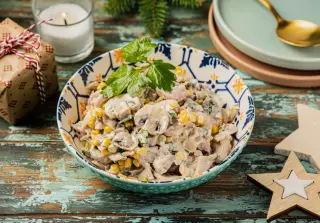Салат с копчёной курицей, кукурузой и шампиньонами