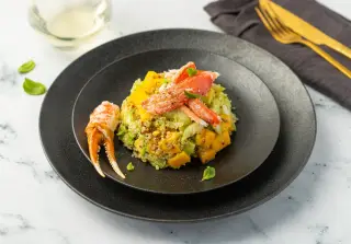 Салат с крабом и манго