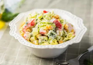 Салат с крабовыми палочками и капустой