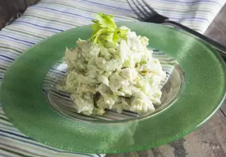 Салат с куриной грудкой и сельдереем