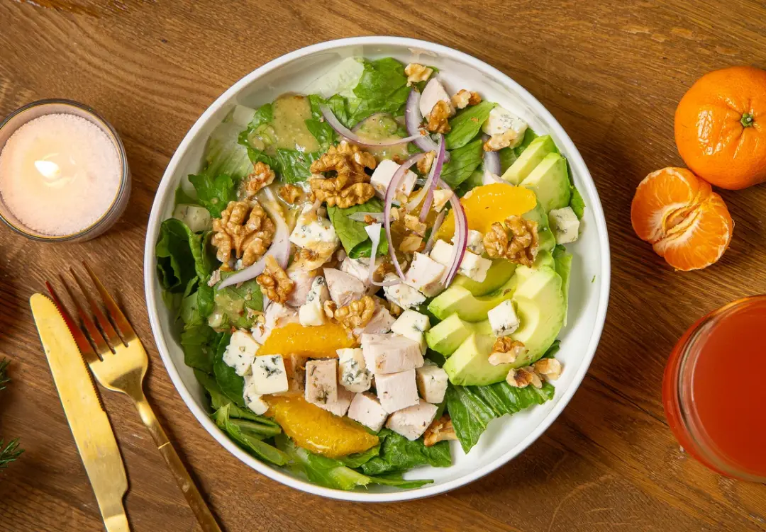Салат с курицей, блю-чизом и апельсинами