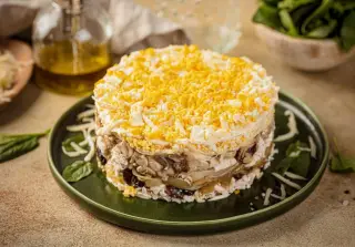 Салат с курицей, черносливом и грецкими орехами