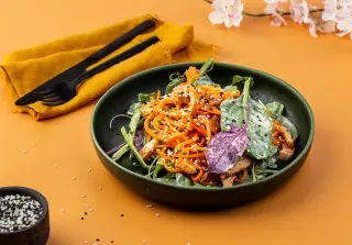 Салат с курицей и кимчи по-корейски