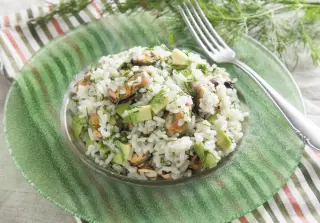 Салат с мидиями и рисом