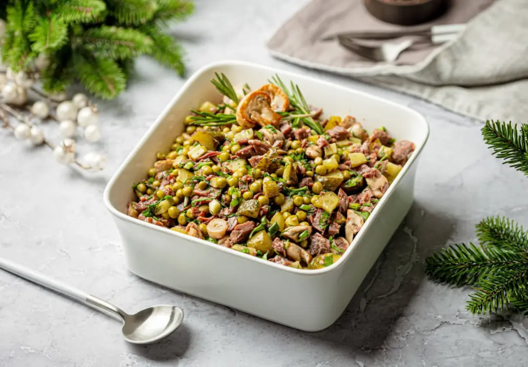 Салат с мясом, шампиньонами и зелёным горошком