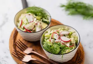 Салат с редисом, молодой капустой и огурцом