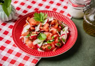 Салат с редисом, помидорами и красным луком