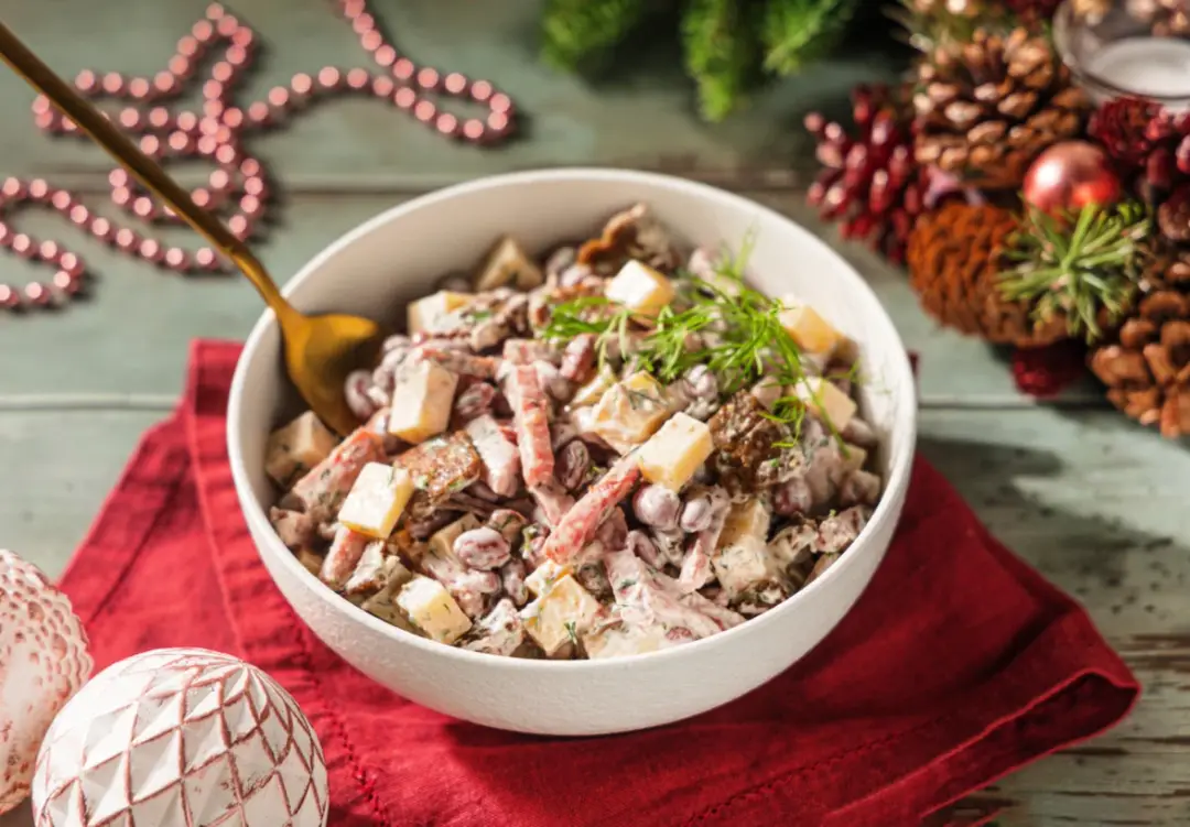 Салат с сухариками, фасолью и колбасой