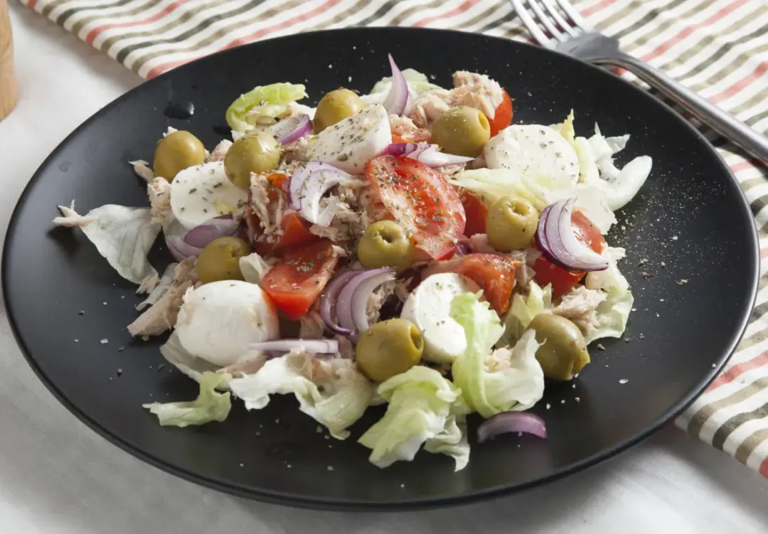Салат с тунцом и моцареллой