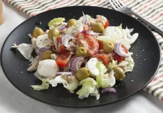Салат с тунцом и моцареллой