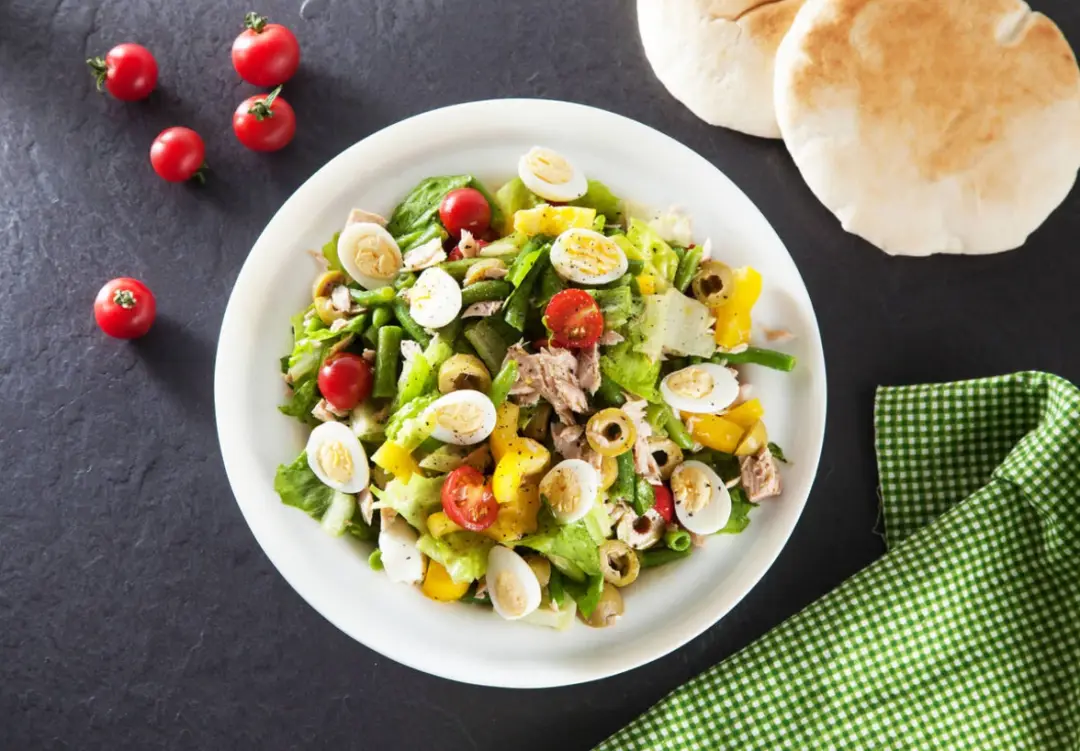 Салат с тунцом и перепелиными яйцами