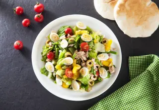 Салат с тунцом и перепелиными яйцами