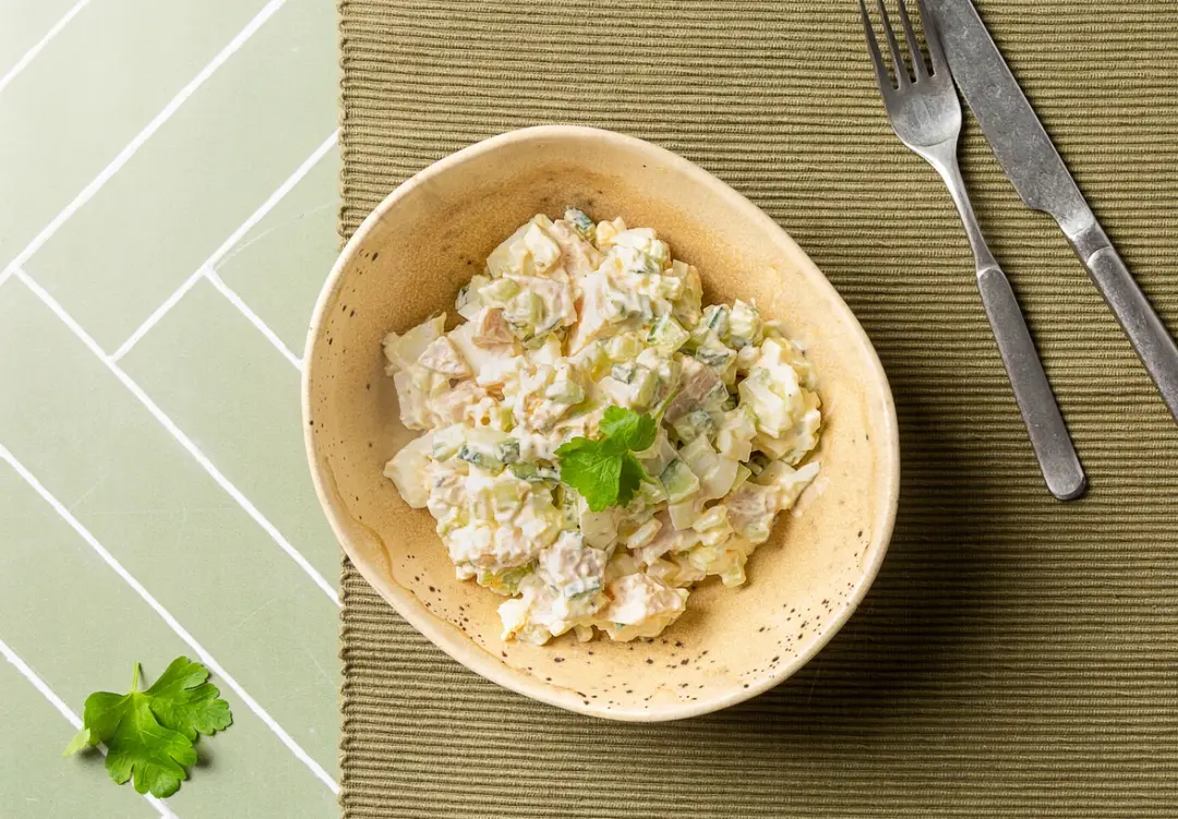 Салат с яйцом, курицей и сельдереем