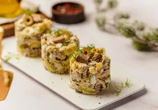 Салат с языком, огурцами и картофелем