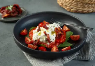 Салат со страчателлой и шпинатом