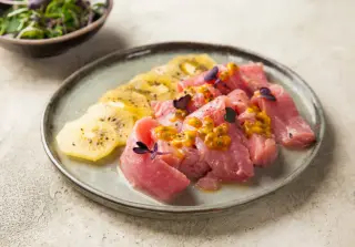 Севиче из тунца с киви и маракуйей