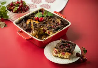 Шарлотка с бородинским хлебом и вишней