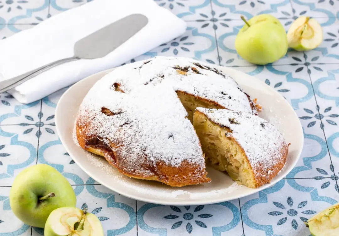 Шарлотка с яблоками в мультиварке