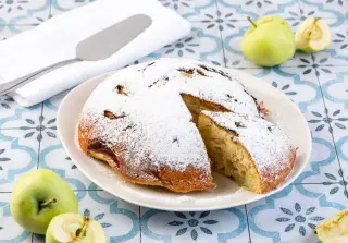 Шарлотка с яблоками в мультиварке