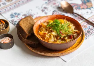 Щи с белыми грибами и грудинкой в горшочке
