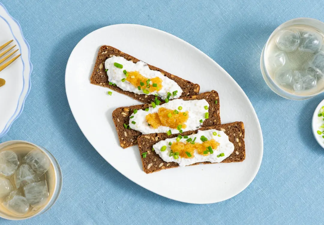Щучья икра с луком и сметаной