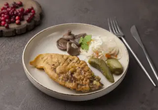 Шницель из говядины с соленьями