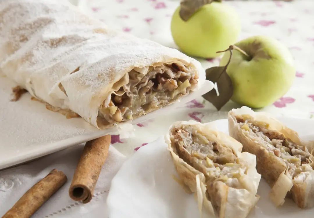 Штрудель с яблоками и корицей