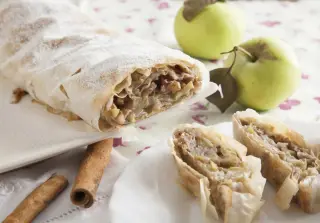 Штрудель с яблоками и корицей