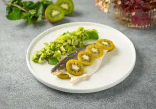 Сибас, запечённый с киви