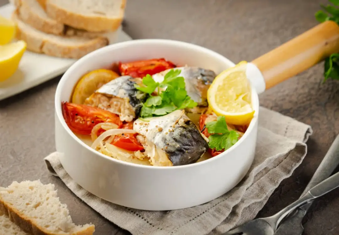 Скумбрия, запечённая с овощами