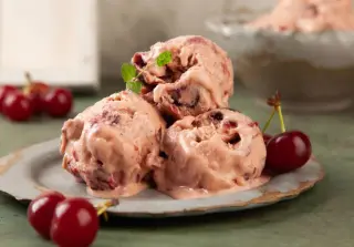 Сливочное мороженое с вишней