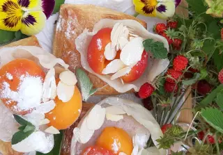 Слойки с абрикосами в сырной корзинке