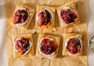 Слойки с козьим сыром и сливами