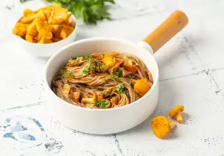 Соба с терияки и лисичками